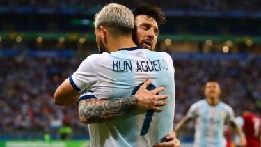 El Kun y la Pulga compartirían equipo la próxima temporada.