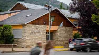 Hay 50 trabajadores del hospital de San Martín de los Andes aislados. (Foto archivo Patricio Rodríguez).-
