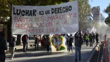 Autoconvocados de Salud marcharon por el centro de Neuquén. (Yamil Regules)