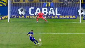 El insólito penal de Cardona en la definición entre Boca y River