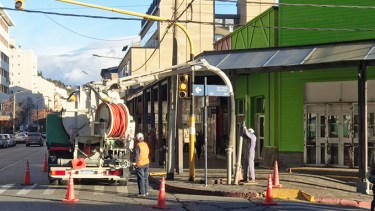 Las tareas en la red cloacal de calle Onelli desobstruyen taponamientos del sistema. Gentileza