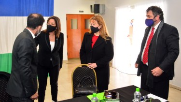 La gobernadora Carreras en la última reunión del Consejo Grande con los consejeros del Colegio de Abogados de Viedma, entre ellos, Sergio Ceci. Foto: Marcelo Ochoa