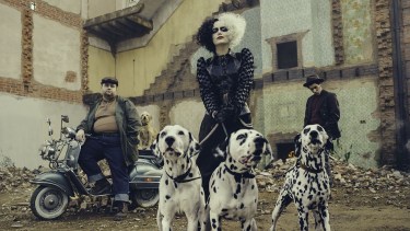 Cruella (Emma Stone), escoltada por sus secuaces Horace (Paul Walter Hauser) y Jasper (Joel Fry).