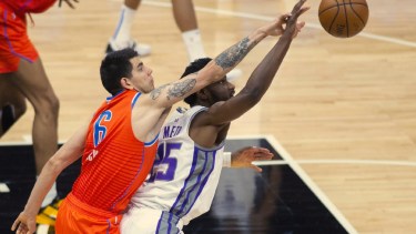 Gabriel marcando a Metu, jugador de los Kings. Fue victoria de Sacramento sobre Oklahoma. Foto: AP
