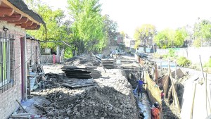 Paredones y quinchos avanzan sobre el arroyo Durán de Neuquén