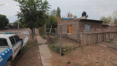 El hecho ocurrió en una vivienda del barrio Trahun Hue de Centenario. (Oscar Livera) 