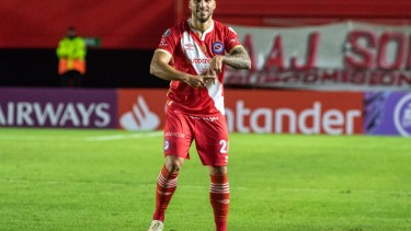 Herrera festeja el gol del triunfo de Argentinos Juniors en La Paternal. Foto: Prensa AAAJ
