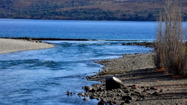 Las orillas retiradas y una formación que parece una defensa artificial forman parte del paisaje actual de la boca del Limay. Foto: archivo