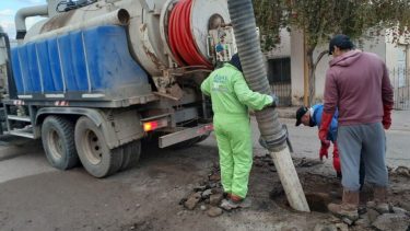 De desobstruyeron cámaras para mejorar la circulación de los efluentes cloacales en Regina. 