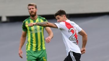 Jonathan Schunke metió la mano en el área y Gonzalo Montiel convirtió el penal con el que River está venciendo a Aldosivi en el Monumental.