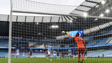 El Kun la quiso picar pero el arquero del Chelsea estuvo atento.