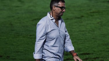 Juan Antonio Pizzi es muy cuestionado por los flojos rendimientos de Racing, que hoy volvió a perder. 