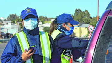 Seguridad adquirió 150.000 barbijos en unos de los contratos directos, analizados por los auditores del Tribunal de Cuentas. Foto: Marcelo Ochoa.