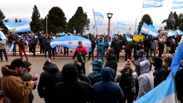 Los manifestantes se concentraron en la plaza del Centro Cívico para expresar su malestar con las medidas dispuestas por el gobierno nacional para frenar la segunda ola de la pandemia. (Foto Alfredo Leiva)