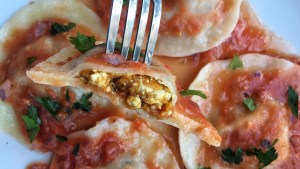 Amasamos unos raviolones veganos