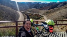 Imagen de Carla, la neuquina que recorrió la cordillera en bicicleta
