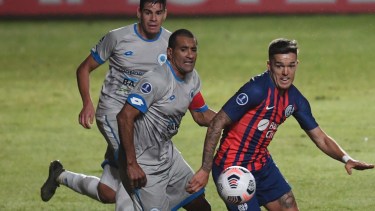Troyansky busca la pelota contra Da Silva. El delantero abrió el marcador pero San Lorenzo no pudo ganarle a 12 de Octubre. 