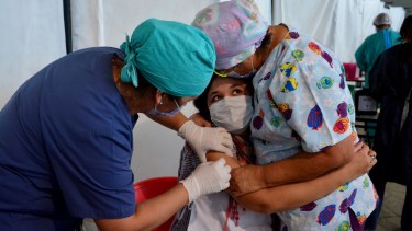 En Viedma ya se vacuna a menores de 60 años, con factores de riesgo. Foto: Marcelo Ochoa