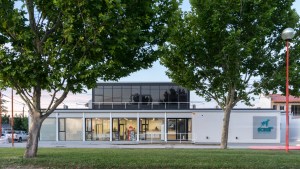 Arquitectura en Cipolletti: diseño despojado para una clínica veterinaria