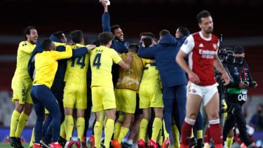 La felicidad del plantel español y la desazón de los jugadores vestidos de rojo y blanco. Foto: AP