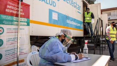 el tráiler de DetectAR ubicado en el centro de la ciudad de Neuquén, en el Monumento al General San Martín, se instalará en el Gimnasio de la Escuela San Martín, en calles Ameghino y Buenos Aires. La gente no tendrá que esperar al aire libre (Neuquén Informa)