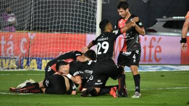 El jugador rionegrino festeja con Aliendro. Gran asistencia en el primer gol. 