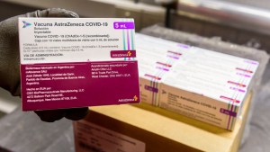 Llegaron más de un millón de dosis de vacunas AstraZeneca y hoy arriban más de Sinopharm