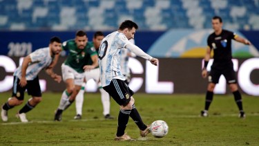 Messi anota de penal el segundo tanto de Argentina contra Bolivia. (Photo by SILVIO AVILA / AFP)