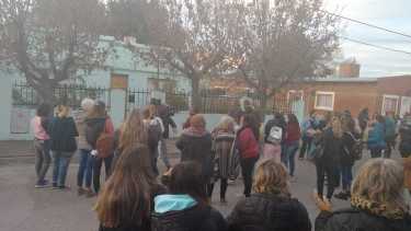 En Río Colorado, hubo escraches frente a la casa del condenado. Fotos Jorge Tanos. 