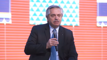Imagen de «Vayan y contagien»: Fernández extendió las restricciones y tuvo otro furcio