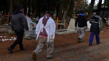 En el cementerio municipal de Bariloche la actividad es permanente. Foto: Chino Leiva