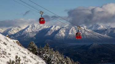 Una de las góndolas rojas del teleférico Cerro Otto tuvo una falla. Archivo