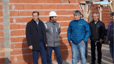 Intendente Nicolás Di Fonzo, de campera azul junto al gobernador Gutiérrez. (Gentileza)