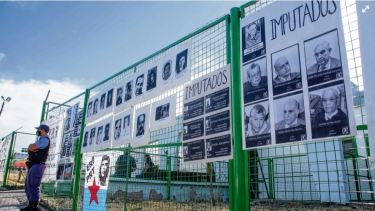 El exterior del local de la Mutual de la UNC donde se desarrollan las audiencias semipresenciales (Telam)
