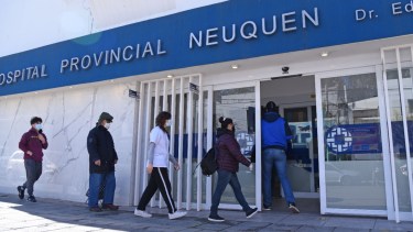El ingreso principal del hospital Castro Rendón. Foto: Florencia Salto