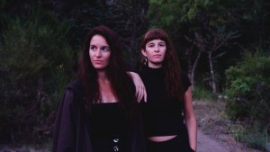 Dos hermanas escalaron un cerro en El Bolsón tras los restos del avión en el que murieron sus abuelos