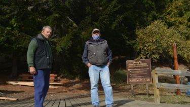 Los hermanos Juan y Aurelio Segundo Pargade tras desembarcar en el Puerto Anchorena, que forma parte de la historia de Isla Victoria. (foto gentileza)