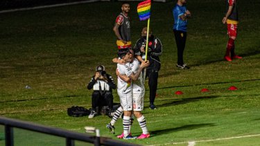 Cano levantó el banderín en conmemoración al Día del Orgullo.