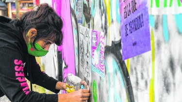 Anahi Tiscornia, nacida y criada en Roca experimentó todas las versiones del arte gráfico y su pasión la mueve para seguir trabajando en equipo y creciendo. Foto gentileza Hebe Rajneri
