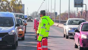 Violento robo en el puente Neuquén-Cipolletti:  lo golpearon y le sacaron su bicicleta