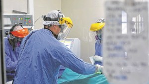 Terapias intensivas “al rojo” por falta de camas y de personal especializado