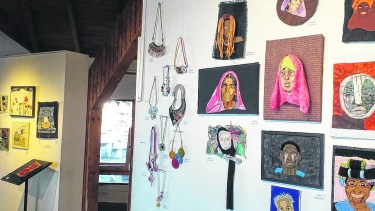 Una muestra de arte textil con trabajos generados en pandemia por el taller a cargo de la profesora Liliana Zermathen se expone por estos días. Gentileza