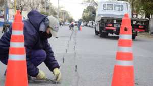 Para regular el tránsito, instalan divisor de carriles en una avenida de Regina
