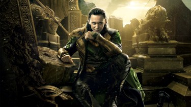 Tom Hiddleston, en el papel del famoso villano que desde su aparición en la película de 2011 "Thor" se ganó el cariño de millones de fans.
