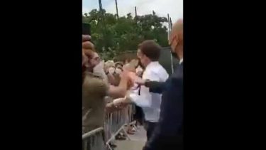 Le pegaron al presidente Macron. 