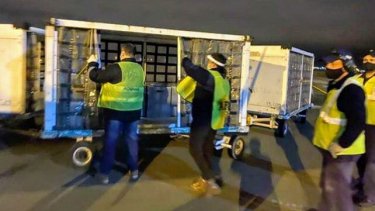 Respiradores donados por Messi están abandonados en el depósito de un aeropuerto.