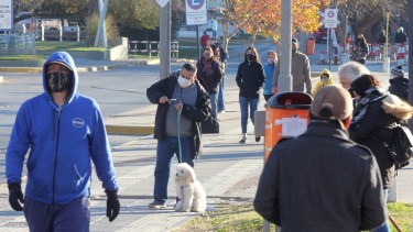Si bien el gobierno de Neuquén flexibilizó las restricciones, aún continúa la circulación limitada de 6 a 20.