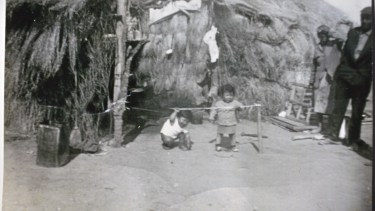 Con niños. Las familias se movilizaban a la costa para realizar la captura artesanl de pulpos. Las mujeres embarazadas y los niños también participaban