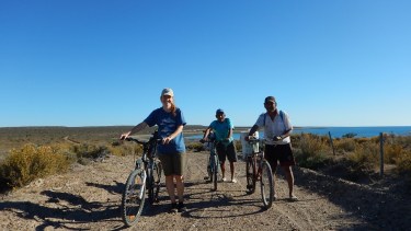 En el terreno. Ana Cinti es la bióloga que rescató la memoria de los pulperos de la Patagonia, anda en bicicleta en la costa para hacer sus estudios