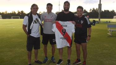 Higuaín recibió de regalo una camiseta de River y posó junto a Gallardo, Enzo Francescoli y Enzo Pérez. (Foto: Twitter River Plate)